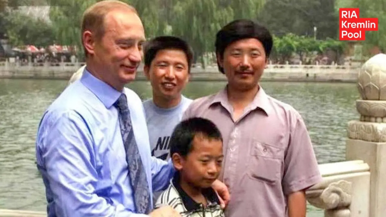 Мужчина, сфотографировавшийся с президентом в 2000 году, вырос: стал инженером, учился в Москве и ранее мечтал рассказать об этом.
