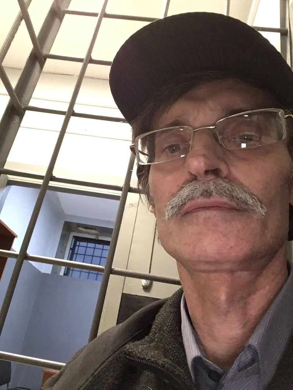 Петрозаводский суд оштрафовал главу фракции «Яблоко» Дмитрия Рыбакова по статье о демонстрации экстремистской символики за публикации 2020 года, которых нет на его странице; решение может помешать ему участвовать в осенних выборах.