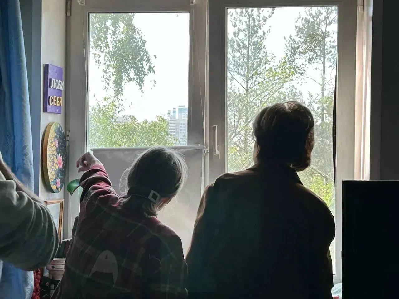 Ночью по Московской области и другим регионам нанесли удары беспилотниками. В Химках дрон врезался в частный дом — одна женщина погибла, еще один человек госпитализирован; в нескольких населённых пунктах зафиксированы пожары и повреждения.