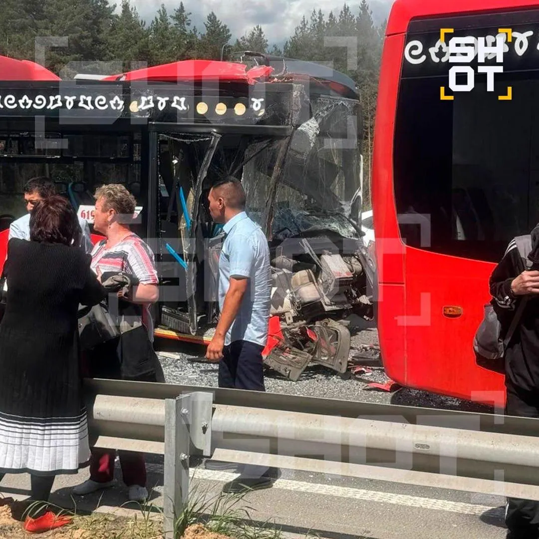 На Горьковском шоссе в Казани столкнулись два пассажирских автобуса; по данным медиков, есть пострадавшие, среди них дети.