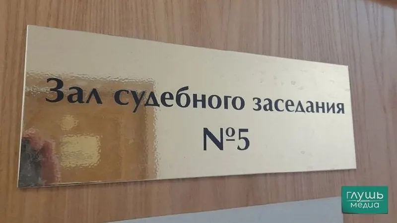 Верховный суд РФ предложил ослабить требования к квалификации секретарей судебных заседаний и разрешить трудоустройство студентов юридических факультетов. В ведомстве отмечают, что для ряда задач глубокое юридическое образование не требуется, а работа в судах малопривлекательна из‑за нагрузки и низких зарплат.