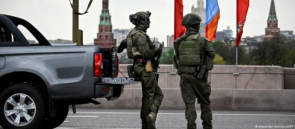 Власти отозвали приглашения зарубежным СМИ, а парад на Красной площади пройдёт в сокращённом формате на фоне угрозы и атак беспилотников.