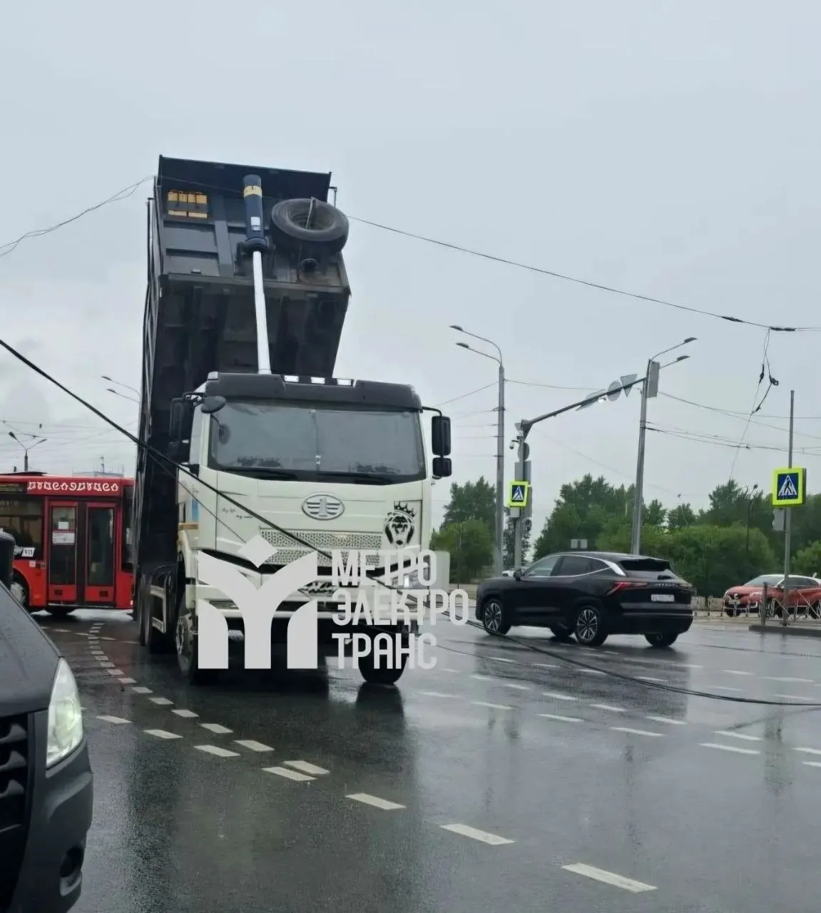 У грузовика поднялся кузов и порвал контактную сеть: наклонились две опоры, трамваи №1, 5, 5А и 7 временно не ходят.