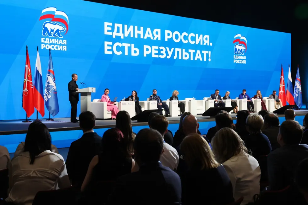 Политблок администрации президента поручил лояльным СМИ реже употреблять слово «запрет» и заменять новости о ограничениях позитивными материалами о работе «Единой России». Решение объясняют желанием снизить негативный фон перед выборами.