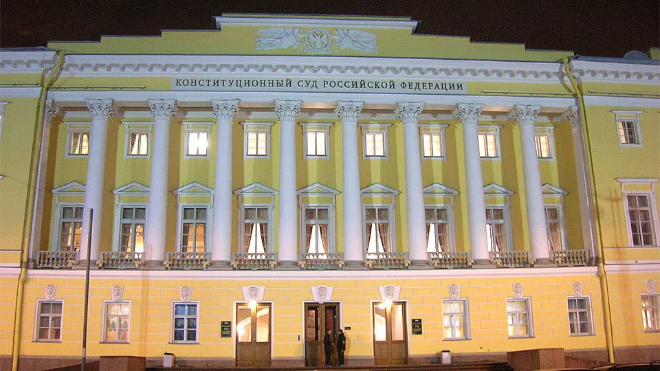 Глава КС заявил, что коррупция — «конституционный деликт», и предложил не применять обычные сроки давности к антикоррупционным искам. Это совпало с дискуссией о введении десятилетнего срока по делам о деприватизации и не помешало сохранению исключений для особо значимых категорий.