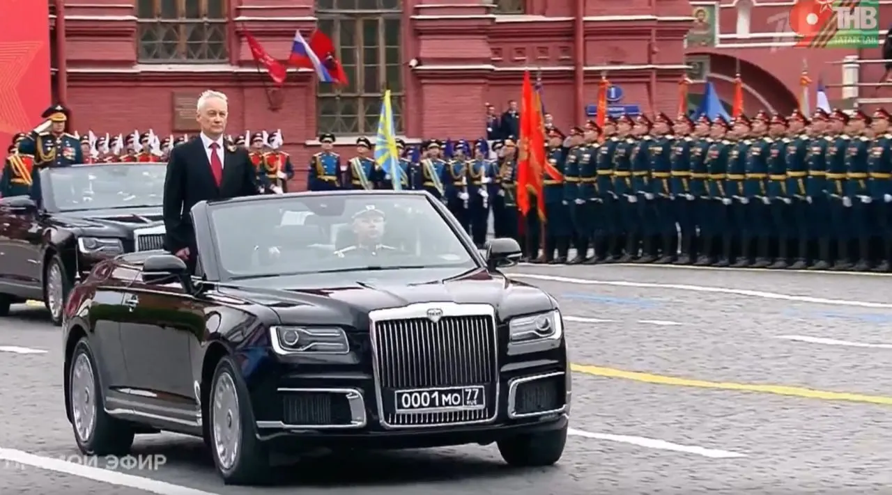 Андрей Белоусов инспектировал войска на кабриолете Aurus: этот автомобиль собран в Москве, а похожие модели выпускают и в Елабуге.