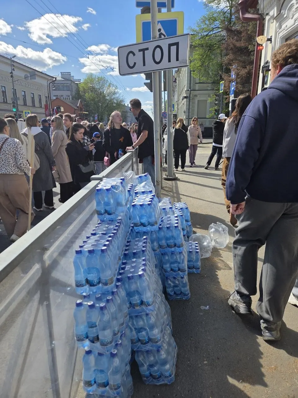 Вдоль маршрута шествия в Казани работают пункты с водой — участники могут бесплатно взять бутылку.