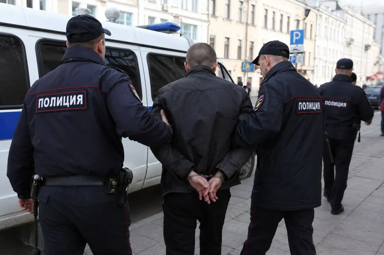 На улице Карима Тинчурина 21-летний мужчина напал на 13-летнего мальчика. Прохожие вмешались, ребёнка госпитализировали, подозреваемый арестован и обвинён в покушении на убийство малолетнего.