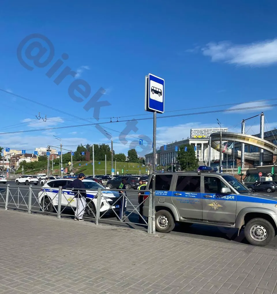 В Казанском федеральном университете полицейские прекратили сбор подписей за жалобу в прокуратуру — студенты жалуются на массовые переселения и «уплотнения» в общежитиях перед международным форумом.