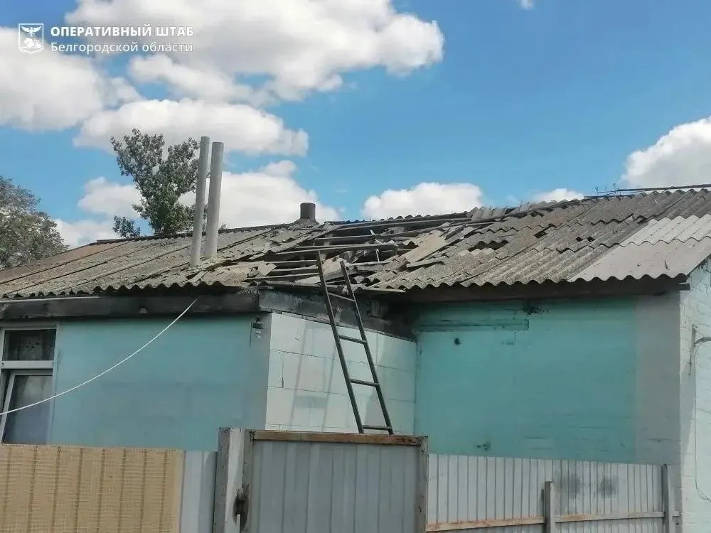 Ночной налёт беспилотников привёл к возгоранию поезда и жилых домов; под атаки попали три региона, проводятся эвакуационные мероприятия.