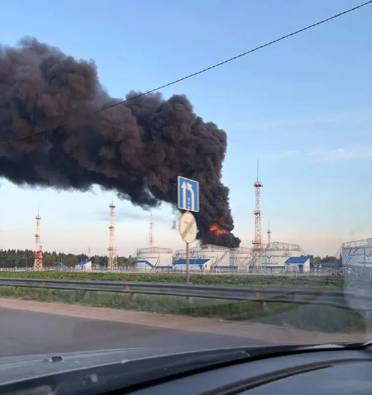 Ночью и утром беспилотники поразили нефтезавод в Капотне, нефтеналивную станцию и технопарк в Зеленограде; также повреждены жилые дома и зафиксированы возгорания в районе аэропорта, есть жертвы и пострадавшие.