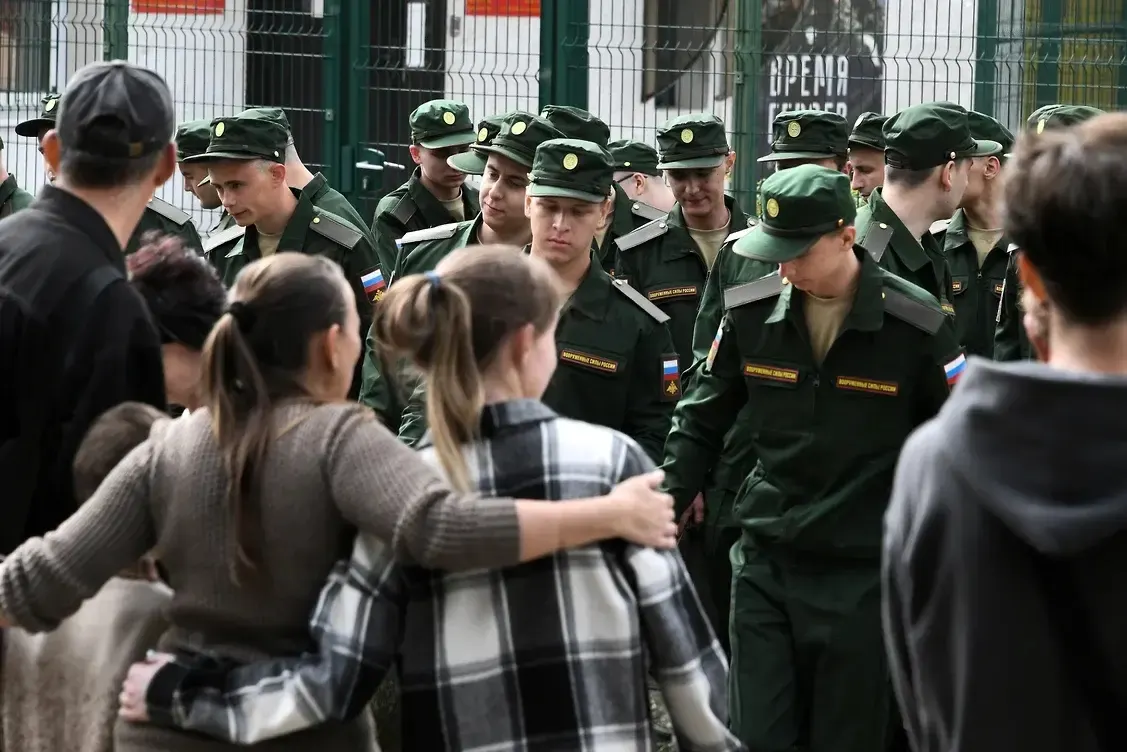 Женщины оспаривают поправки, которые требуют одновременно трёхлетнего совместного проживания и наличия общего несовершеннолетнего ребёнка — первый иск уже поступил в Верховный суд.