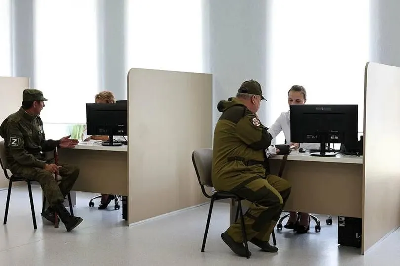 Проект закона вводит новую статью в кодекс об административных правонарушениях с штрафами от 20 до 100 тысяч рублей за невыполнение квот на приём участников специальной военной операции. Документ планируют привести в действие с 1 января 2027 года; квоты действуют с апреля для крупных компаний.