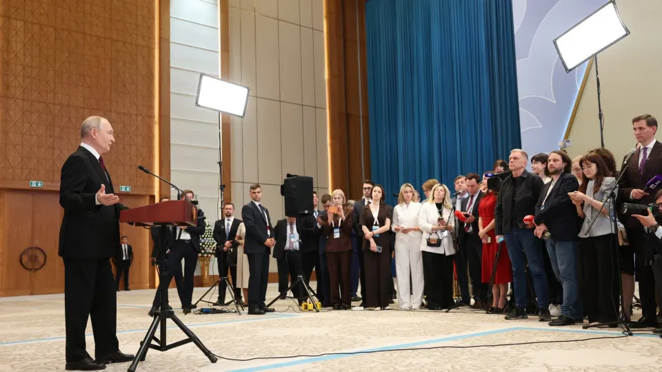 На пресс-конференции после саммита ЕАЭС Владимир Путин предупредил Армению о «украинском сценарии» при евроинтеграции и заявил, что у России есть средства ответить на любые удары по Калининградской области.