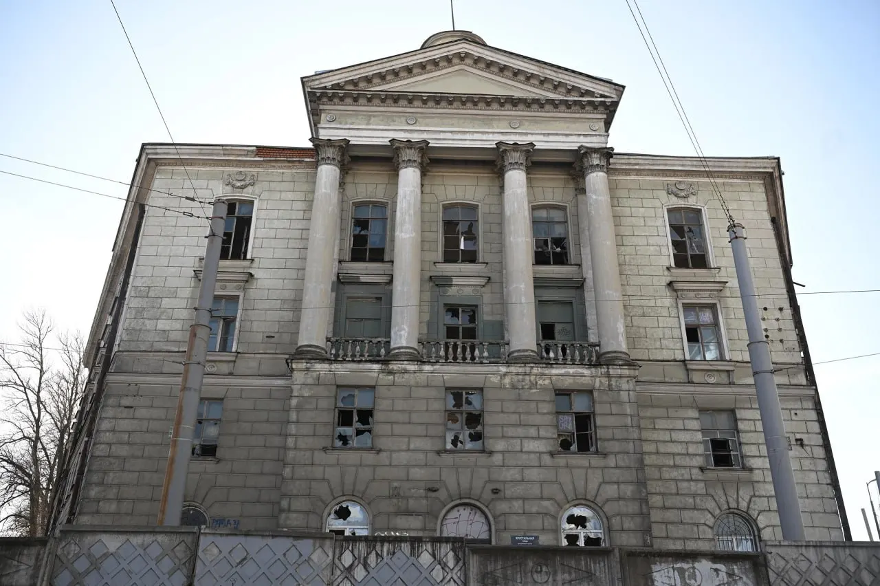 Минкульт официально отстранил эксперта Александра Мартынова от прохождения аттестации на три года — решение стало первым подобным случаем после введения нового порядка лишения аттестации.