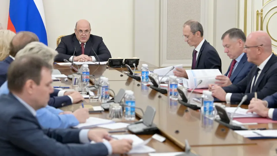 После серии ударов по нефтеперерабатывающим заводам, повлёкших остановки мощностей и падение выпуска топлива, власти обсуждают ограничения на экспорт дизеля и керосина — помимо действующего запрета на вывоз бензина.