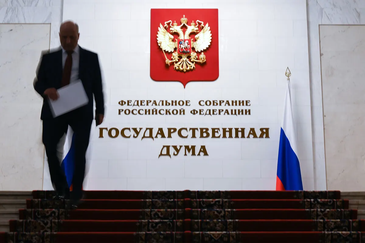 Документ, внесённый в 2024 году и прошедший первое чтение в мае 2025 года, предлагает закрытый перечень нарушений, за которые можно будет арестовывать имущество россиян, находящихся за границей.