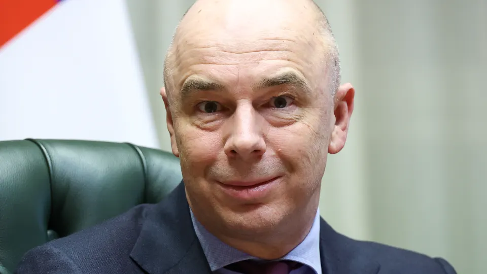 Минэкономики рассматривает корректировку бюджета текущего года из‑за снижения прогноза роста и растущего дефицита. Обсуждаются оптимизация расходов на несколько сотен миллиардов и возможные меры по увеличению доходов.