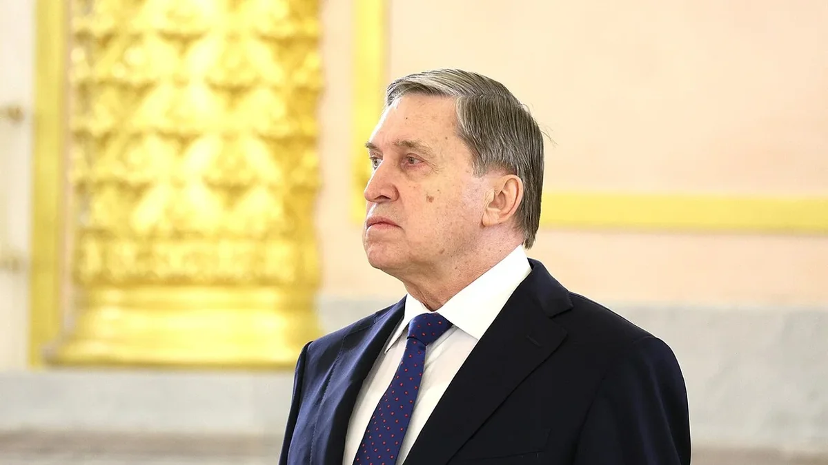 В интервью помощник российского президента заявил, что конфликт продолжится до вывода украинских войск из Донбасса; он отметил активные телефонные контакты с США и напомнил, что встреча Путина с Зеленским возможна лишь при достижении окончательных договорённостей о долгосрочном мирном договоре.