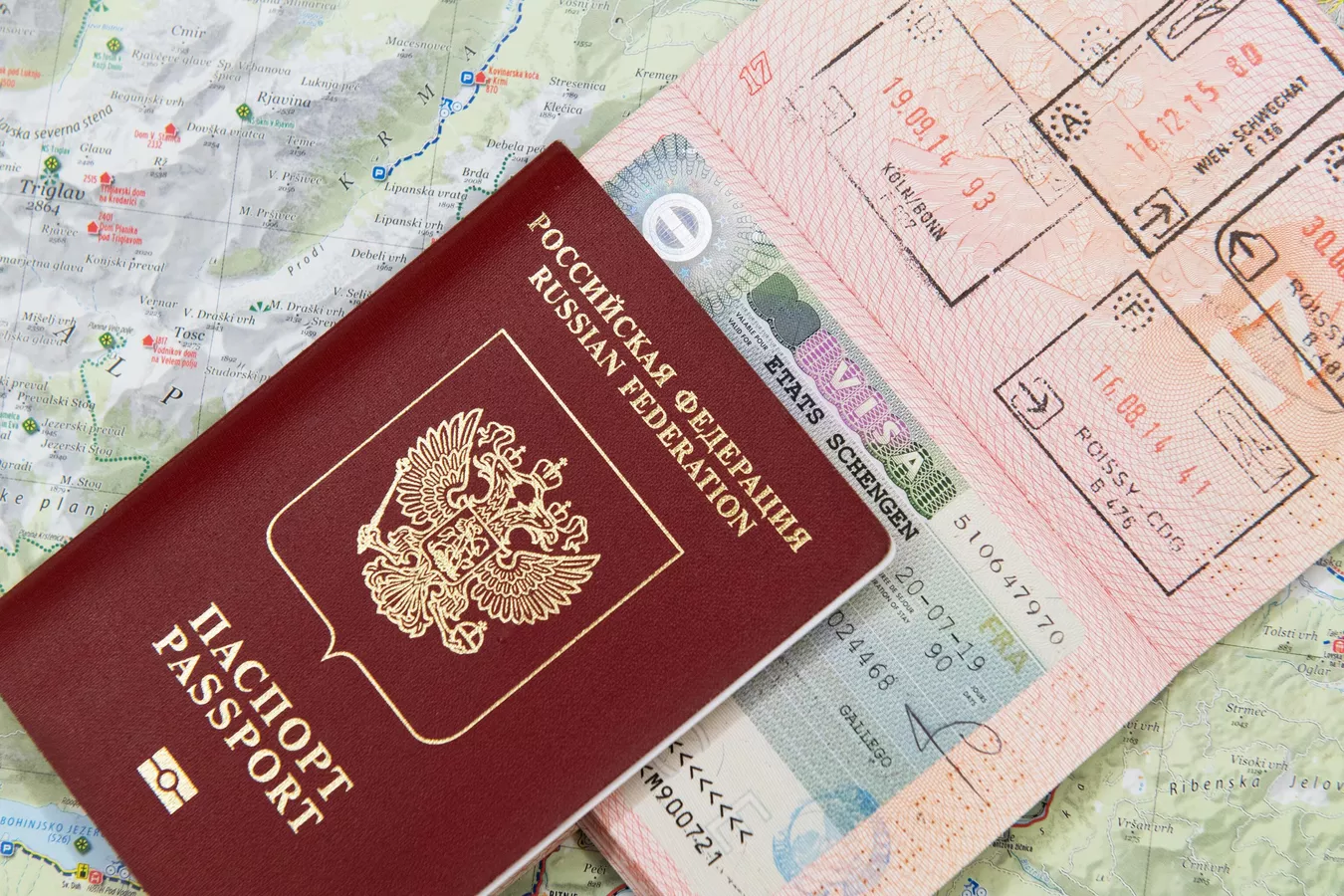 В нескольких визовых службах сообщили об увеличении сроков рассмотрения заявок — до 45–60 дней. По распоряжению консульства Венгрии приостановлен приём в некоторых визовых центрах; для Кипра прекращена работа центров в России.