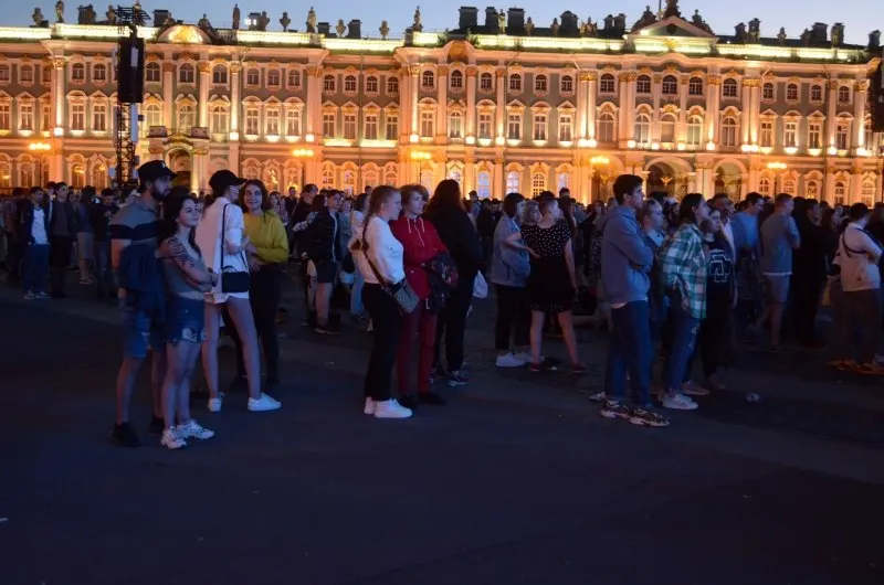 Ночью 27–28 июня в Санкт‑Петербурге пройдут «Алые паруса — 2026» для около 66 тыс. выпускников. Одновременно утверждены 300 приоритетных образовательных программ и увеличены бюджетные места; в Смоленске пройдёт праздник Дня молодёжи 26–28 июня.