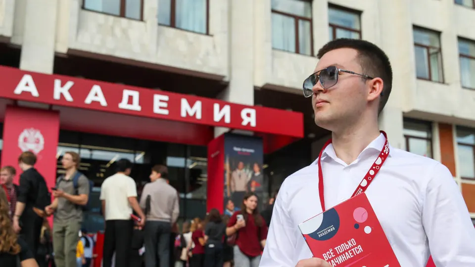 Московский филиал РАНХиГС разослал предложение о годичной службе в отряде по борьбе с дронами: выплаты до 200 тыс. руб., премии за сбитые БПЛА и соцгарантии для семей. Похожие объявления появились и в других вузах — власти нацелены на массовый набор из образовательных учреждений в войска БПЛА.