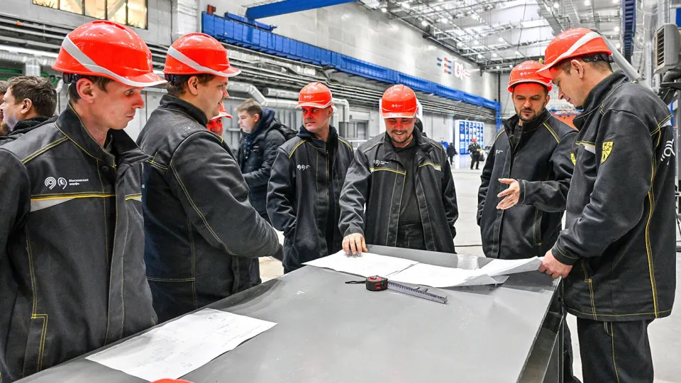 Опрос OMI показал: свыше трети работников сталкиваются с переработками, лишь четверть получает полную компенсацию. Основная причина — дефицит кадров; закон повысил годовой лимит сверхурочных до 240 часов.