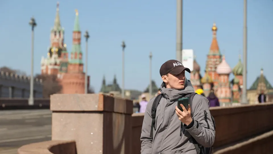 Правительство планирует ввести информационную систему с идентификаторами мобильных устройств (IMEI). Операторы обязаны будут передавать данные и блокировать SIM-карты на запрещённых или украденных аппаратах; постановление может вступить в силу 1 марта 2027 года.