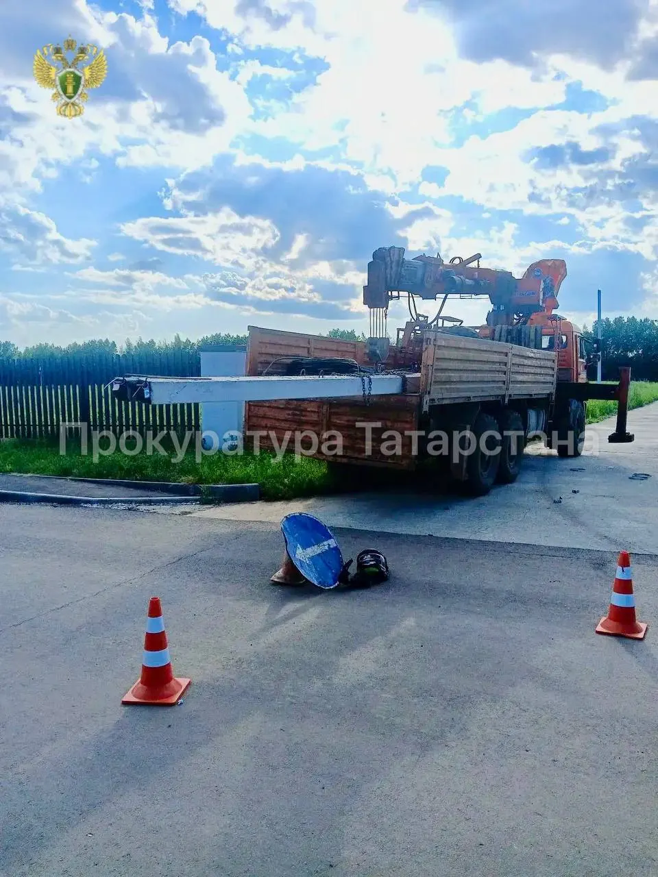 В жилом комплексе «Аэросити-2» 15-летний подросток на самокате столкнулся со столбами, торчащими из прицепа грузовика; прокуратура начала проверку обстоятельств происшествия.