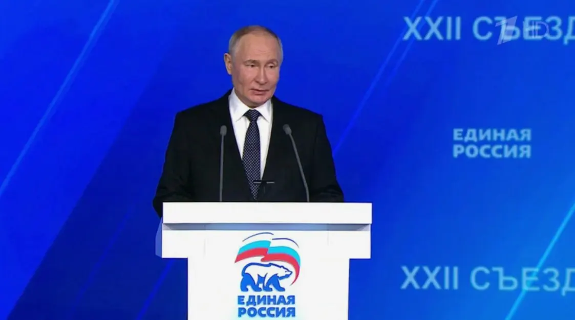 Кремль не исключил участия президента в предвыборном съезде партии — его появление может поддержать «Единую Россию» на фоне снижения рейтинга, однако маловероятно, что он возглавит партийный список.