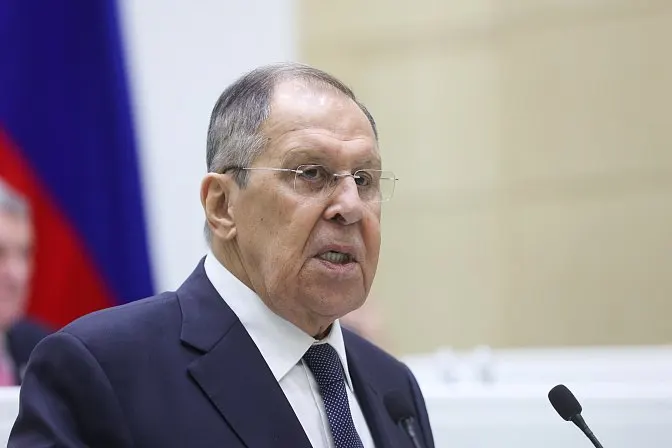 Глава МИД РФ заявил, что нормы Евразийского экономического союза и Евросоюза несовместимы, поэтому вопрос членства Еревана нужно решать оперативно — это повлияет на тарифы и фитосанитарные правила; ранее в Москву вызывали посла Армении, а на часть армянских продуктов введены ограничения.