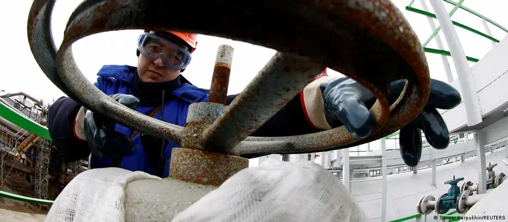 Утром 25 июня беспилотники нанесли удары по уфимскому нефтехимическому кластеру: пострадали установки на двух крупных заводах, зафиксированы возгорания и столбы чёрного дыма. Власти сообщают о принятии мер по защите и восстановлению технологических процессов.