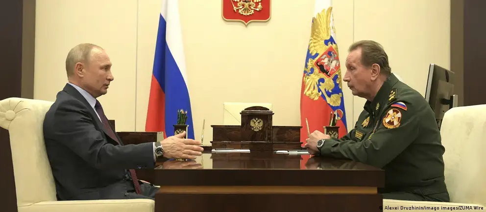 По сведениям источников руководство ФСБ и Росгвардии пыталось убедить президента перенести выборы из‑за экономических трудностей и падения рейтингов «Единой России». В Кремле заявили, что изменение сроков не обсуждается; против переноса выступают Медведев, Кириенко и Громов.