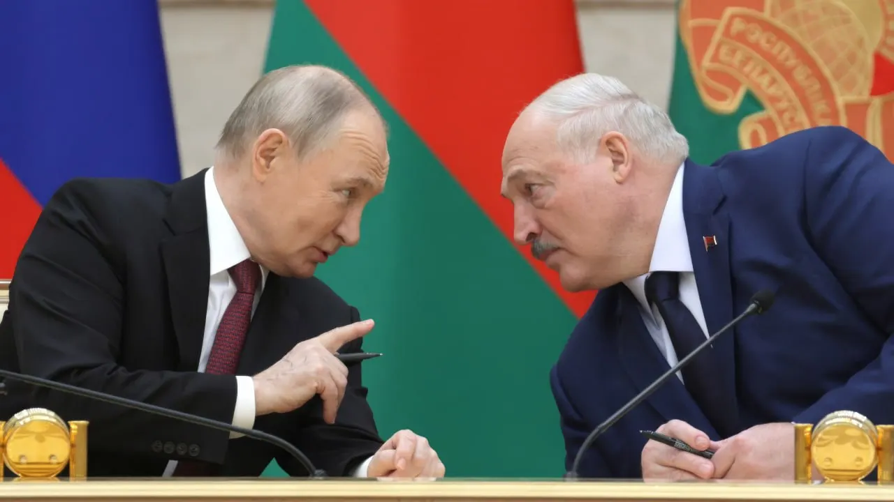 26 июня Владимир Путин и Александр Лукашенко встретились в резиденции на Валдае. Официальных заявлений не последовало — обсуждались региональная безопасность, торгово-экономическое взаимодействие и проекты Союзного государства.