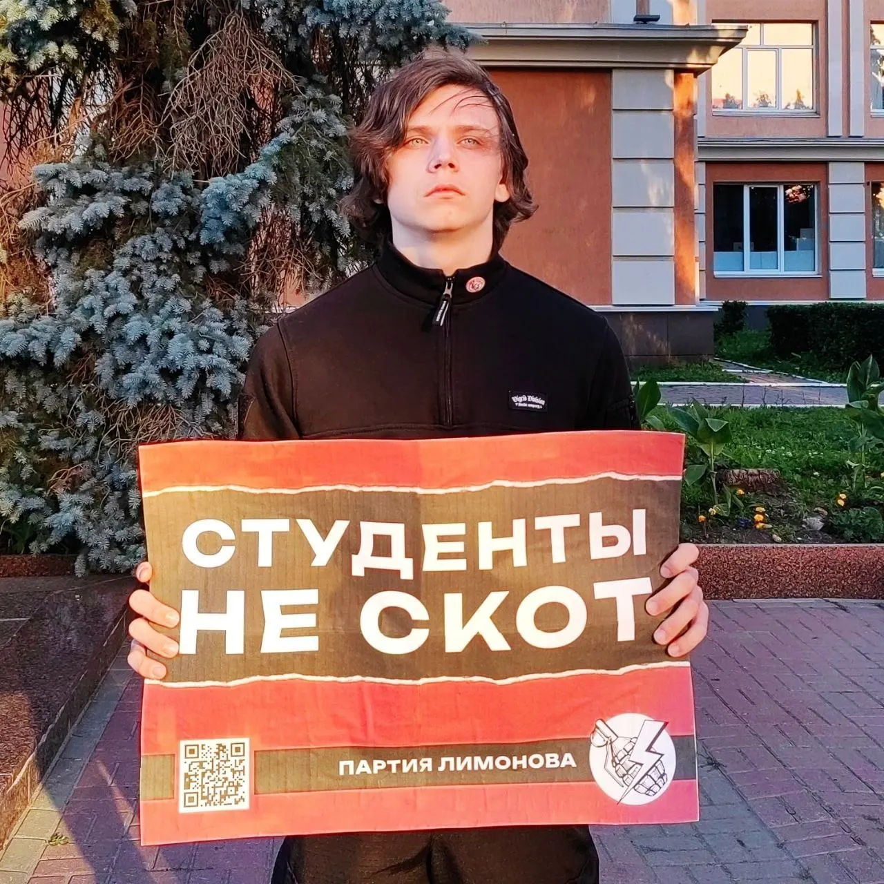 Возле главного корпуса Мордовского университета активист вышел с плакатом «Студенты НЕ СКОТ». Полиция переписала его данные, но задержаний не было. Студентов выгоняют из общежитий, чтобы разместить участникам массовых мероприятий.