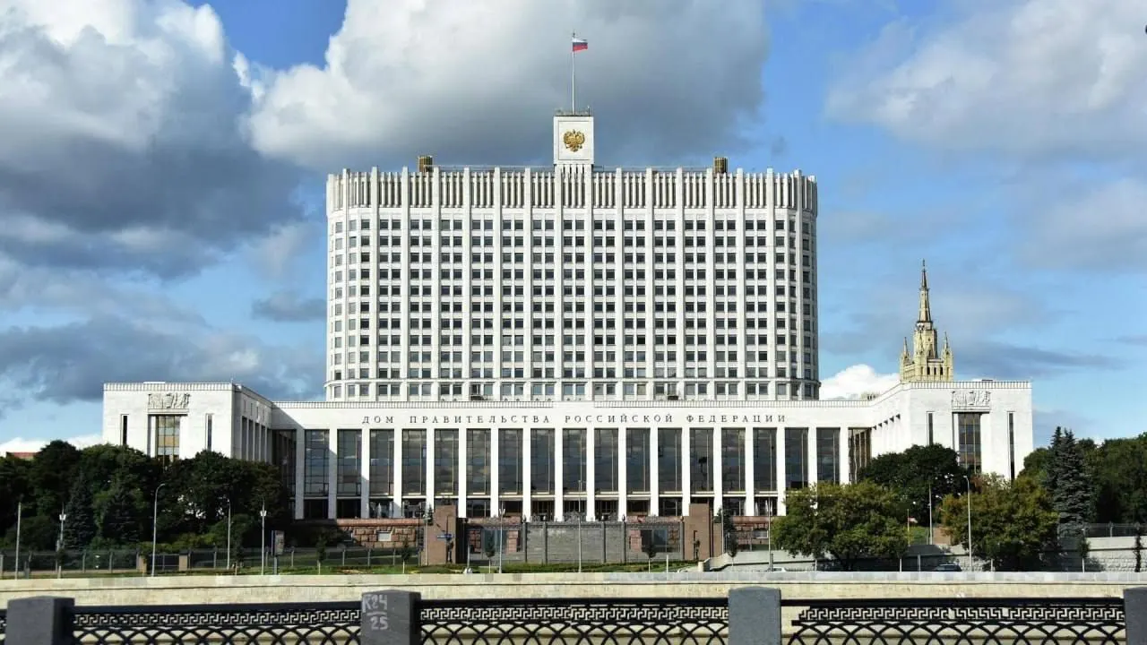 В Госдуму внесён законопроект о полной или частичной компенсации утильсбора для семей с тремя и более детьми, но в правительстве раскритиковали инициативу из‑за возможных дополнительных расходов и неопределённых источников финансирования.