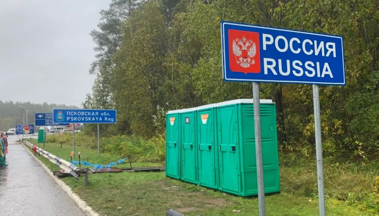 В 21-м пакете санкций ЕС планируется полный визовый запрет для тех, кто служил в российских вооружённых силах или прокси‑формированиях с начала вторжения. Остаются открытыми вопросы идентификации, применения к срочникам и дезертирам; документы ожидаются к 15 июля.