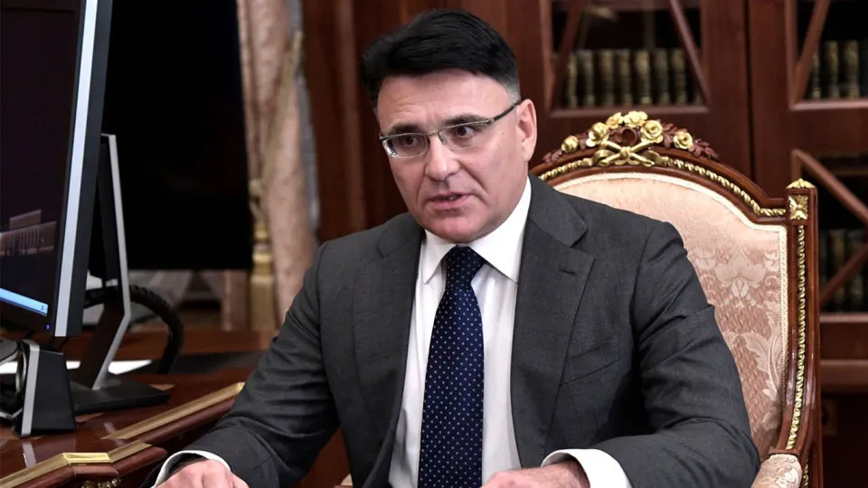 Руководитель крупного медиахолдинга считает, что квоты на иностранные фильмы позволят отбирать «лучшие» картины для проката и освободят экраны для российских лент; ранее аналогичные инициативы выдвигались режиссёром и получили поручение ведомствам к проработке.