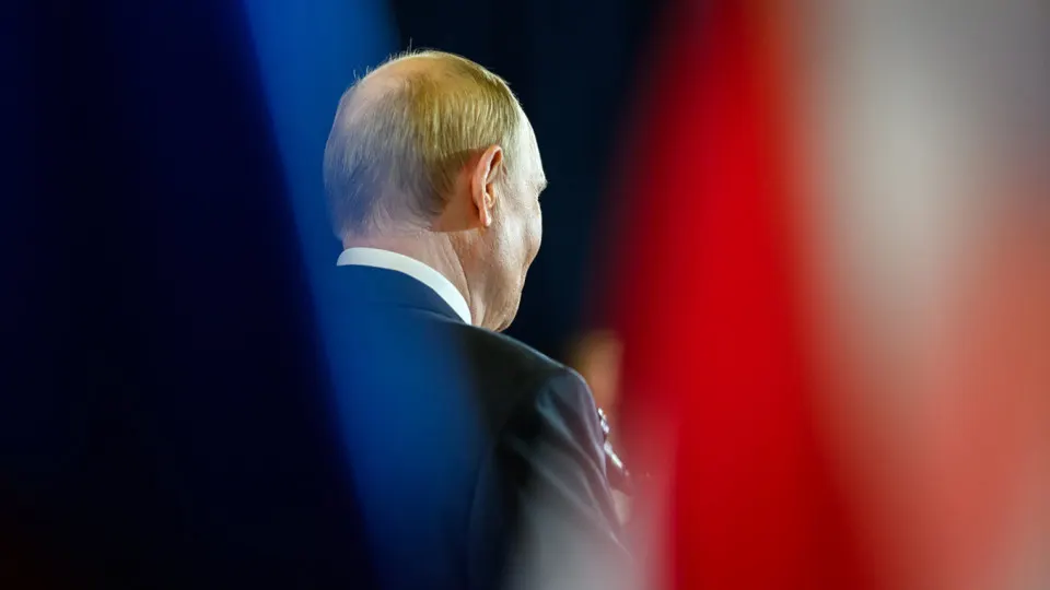 Правительство решило не понижать порог годовой выручки для уплаты НДС с 20 млн руб.: снижение отложено до 2030–2031 годов. Мера обойдётся бюджету десятками миллиардов и даст отсрочку тысячам компаний, но не решит проблем малого бизнеса в краткосрочной перспективе.