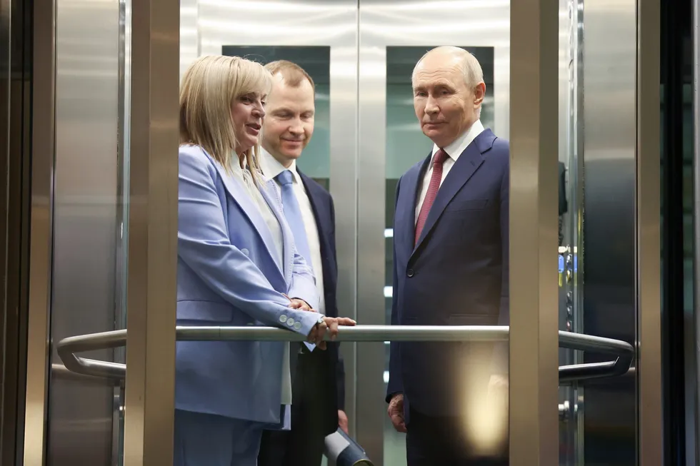 Руководители силовых структур предлагают отложить или вовсе отменить сентябрьские выборы в Госдуму, ссылаясь на падение рейтингов и экономические трудности. Противостоят им представители политблока администрации президента; окончательного решения пока нет.