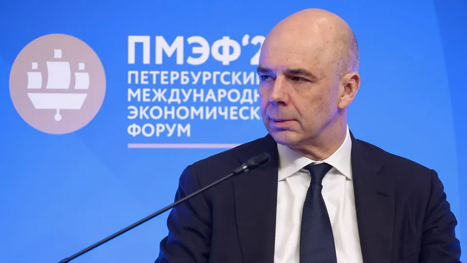 В оперативном докладе Счётной палаты сказано, что по итогам года доходы бюджета могут оказаться на 2,1 трлн руб. (≈5,2%) ниже уровня, заложенного в законе; основная причина — сокращение нефтегазовых поступлений на фоне более низких цен на нефть и укрепления рубля.