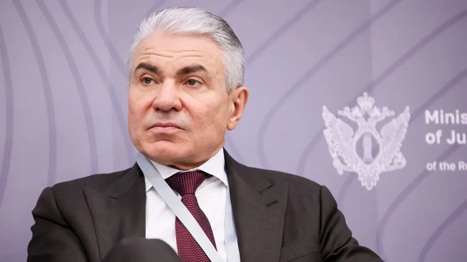 Заместитель министра юстиции призвал обязать крупнейших разработчиков искусственного интеллекта внедрить фильтры, препятствующие «замене» иностранной деятельности и угрозе суверенитету, и возложить ответственность за их работу на владельцев моделей.