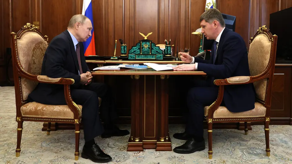 Президент потребовал от экономических властей обеспечить рост инвестиций, однако вложения сокращаются: высокие ставки, бюджетная экономия, потеря доверия бизнеса и перестройка технологий препятствуют оживлению.