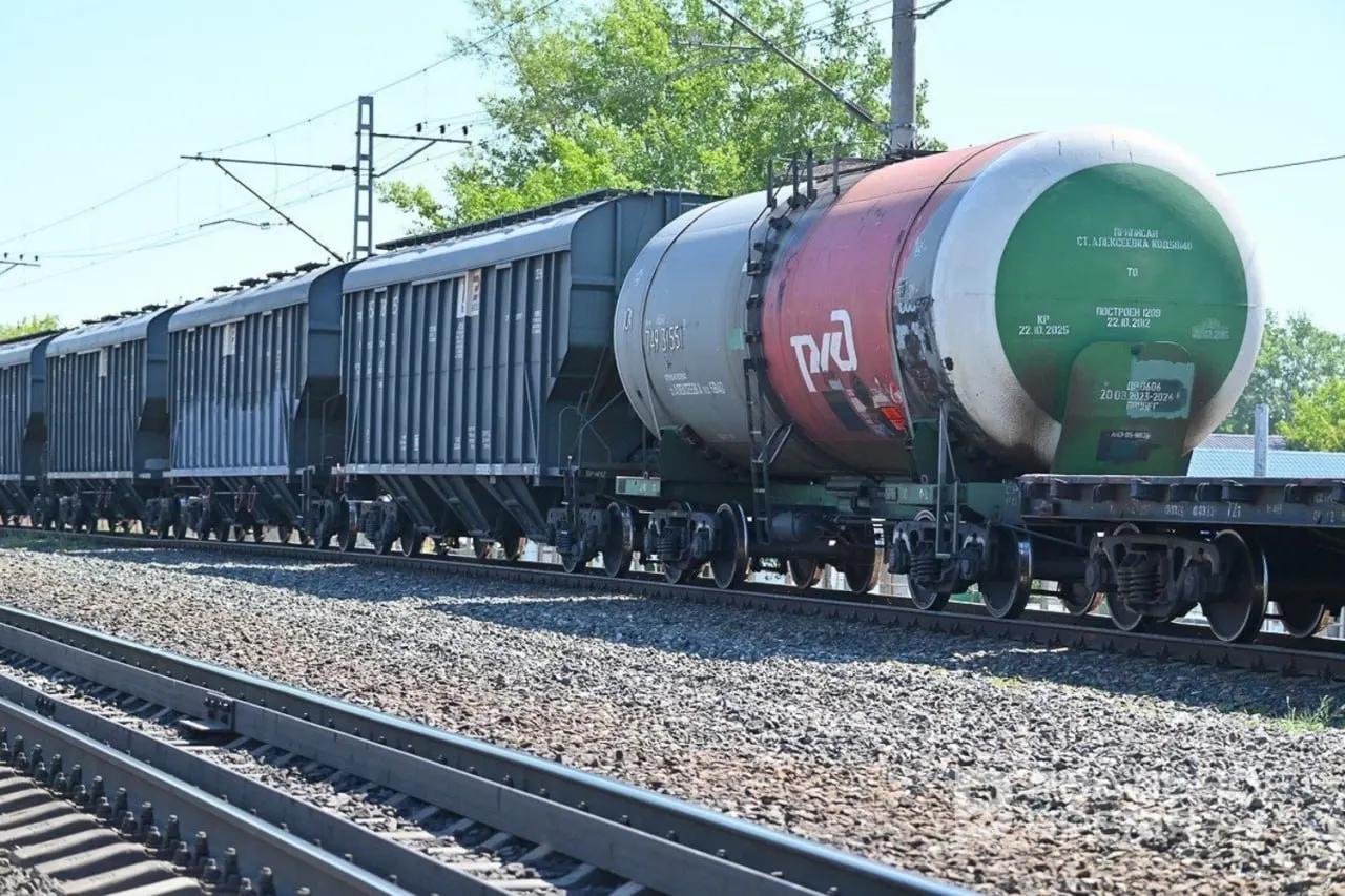 Штаб займётся бесперебойным приёмом и доставкой нефтегрузов по сети железных дорог, с приоритетом на поставки авиатоплива в аэропорты и поиском оперативных решений для лимитирующих направлений.