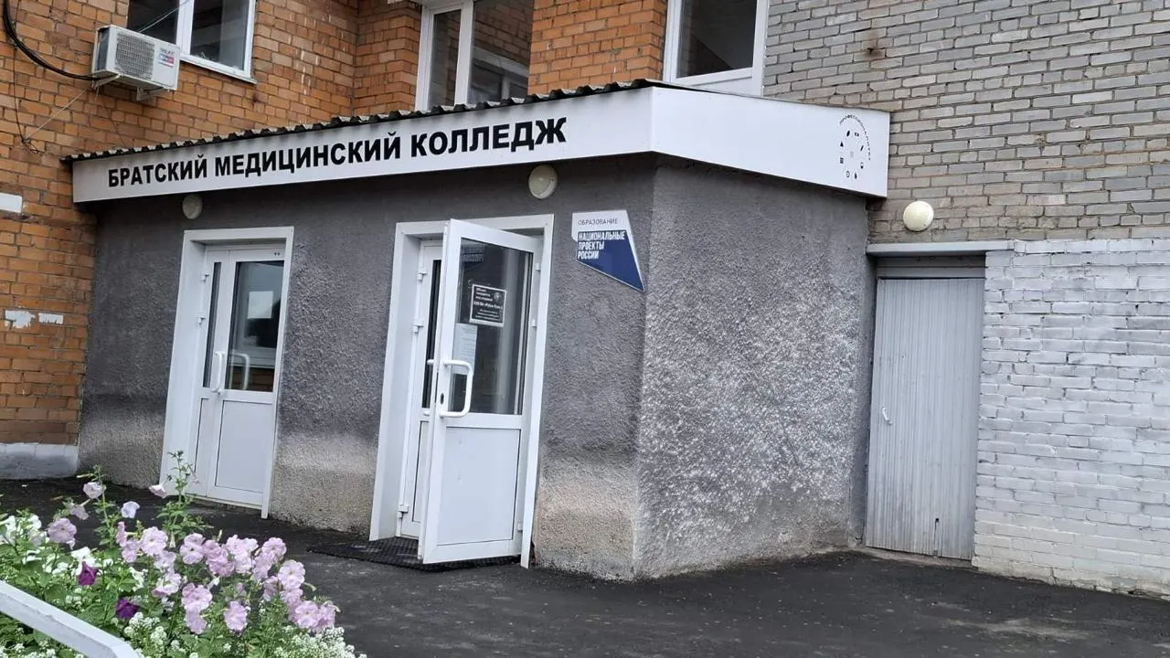 После первого этапа ГИА из медицинского колледжа в Братске исключили 35 студентов лечебного и фармацевтического отделений. Отчисленным предложили либо заключить контракт с Минобороны, либо заплатить за дополнительное обучение и пересдачу.