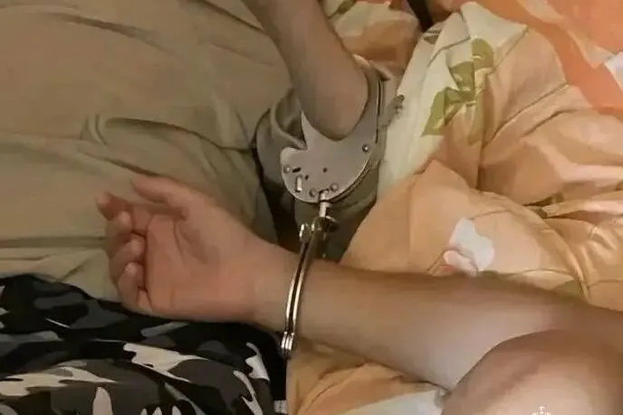 Ребёнок нашёл на улице наручники, принёс их домой и пристегнул себя к 70‑летней бабушке‑инвалиду; спасатели срезали наручники, никто не пострадал.