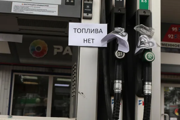 Президент поручил нарастить производство топлива, сообщил о запасах бензина в 1,7 млн тонн и признал, что дефицит и очереди на АЗС сохраняются.