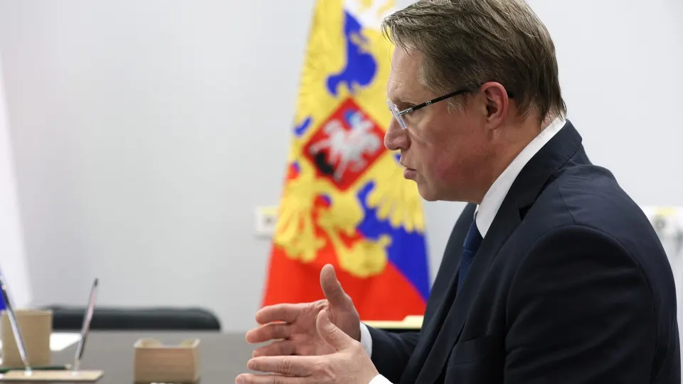Министр здравоохранения сообщил, что большинство ординаторов пройдут подготовку по целевым контрактам. Приём в медобразование заметно вырос, а для выпускников медвузов введена обязательная отработка до трёх лет.