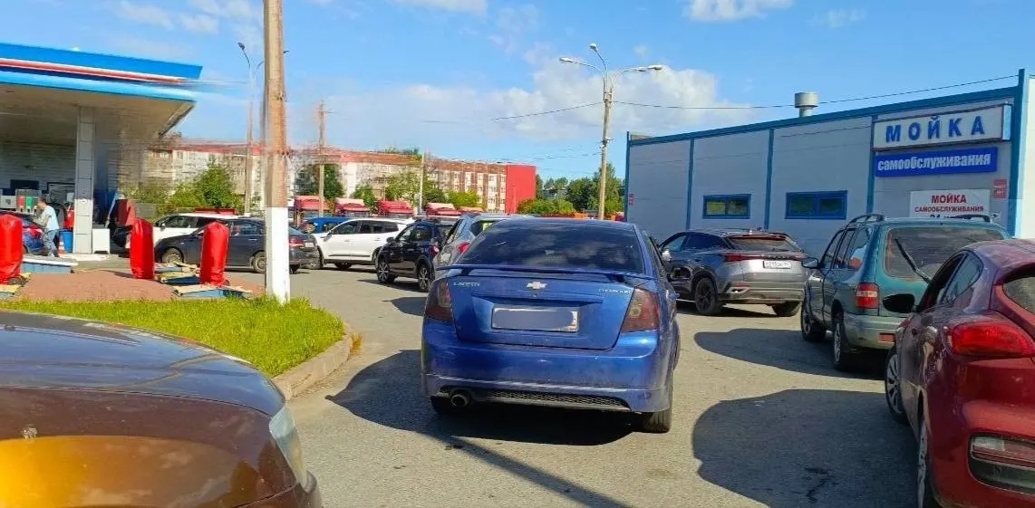 В ряде городов, включая Санкт‑Петербург, Казань, Барнаул и Тюмень, автозаправки ограничили отпуск топлива до 30–40 литров, во многих регионах запретили продажу в канистрах и отменили постоплату. В Белгороде наблюдается острый дефицит популярных марок.