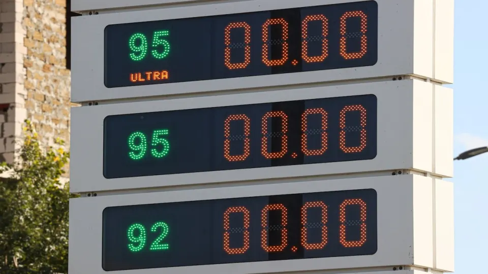 Розничные цены на автобензин подскочили на 3% за неделю. Производство топлива сократилось после ударов по НПЗ, дефицит составляет порядка 20% от внутреннего спроса; власти ищут экстренные поставки и снижают качество топлива для стабилизации рынка.